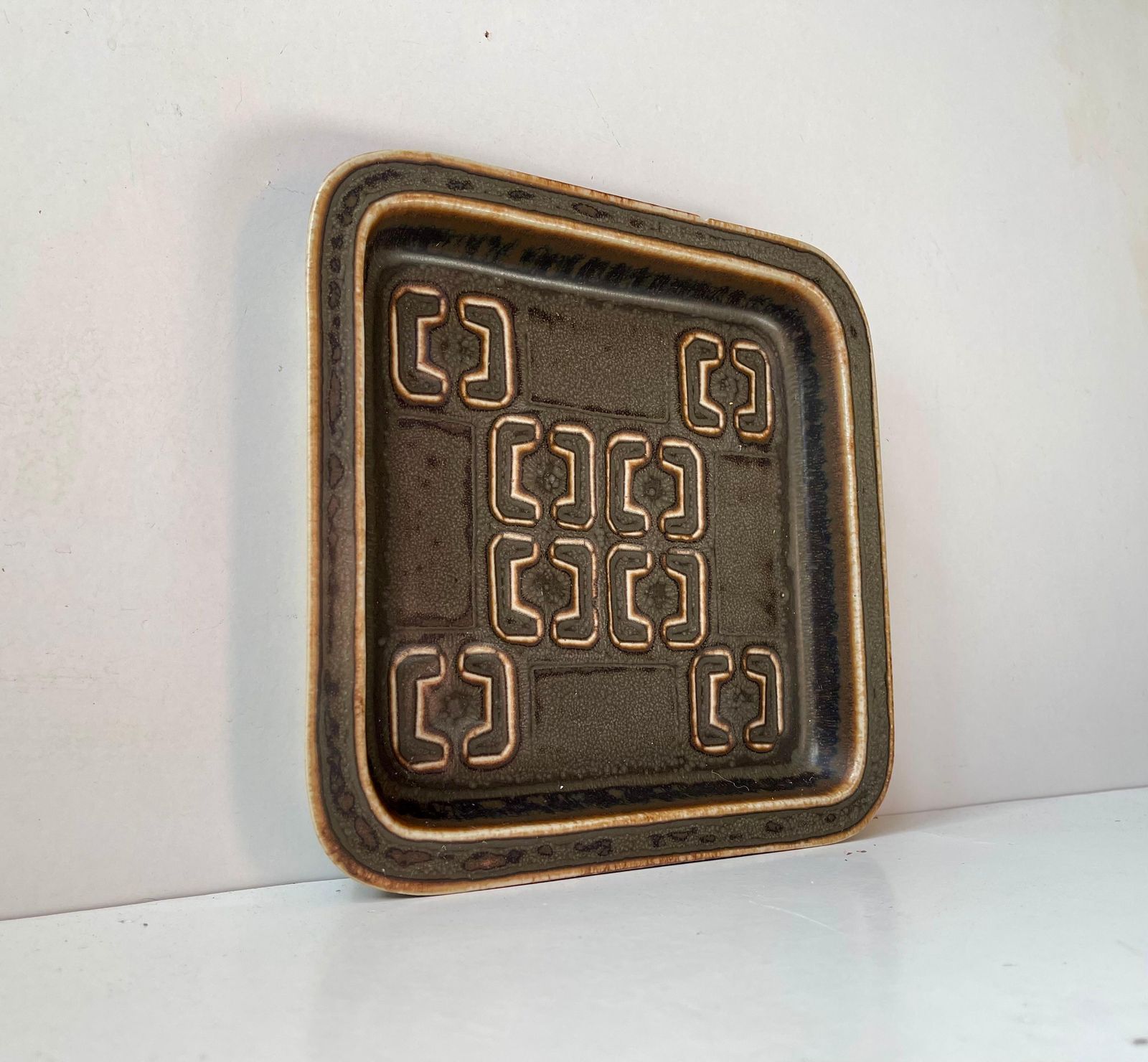 Geglazuurd steengoed cubistisch schaal van Valdemar Petersen voor Bing & Grøndahl, jaren 1960 photo for sale