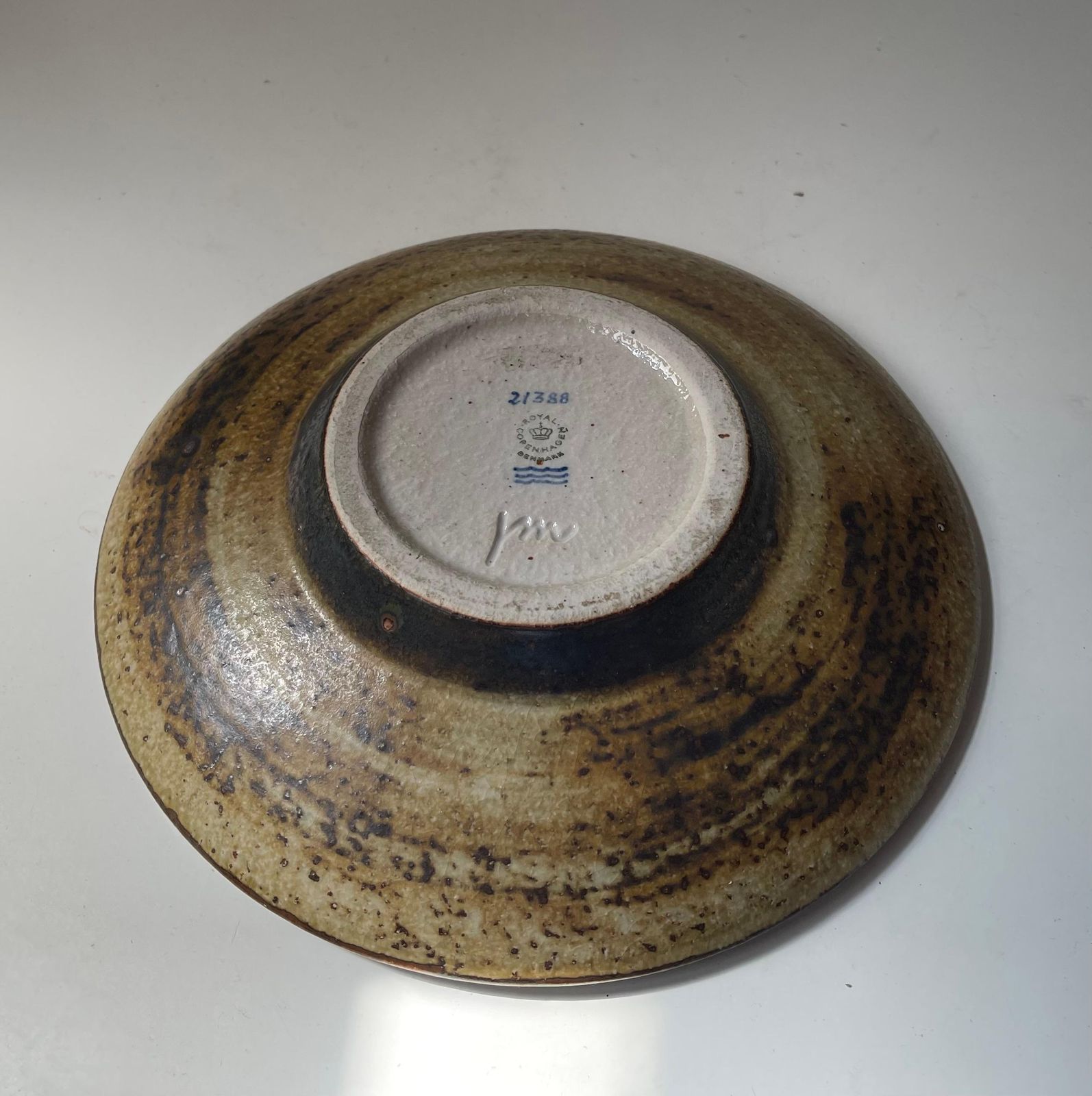 Plat en grès brut émaillé par Jørgen Mogensen pour Royal Copenhagen, années 1960 photo vintage