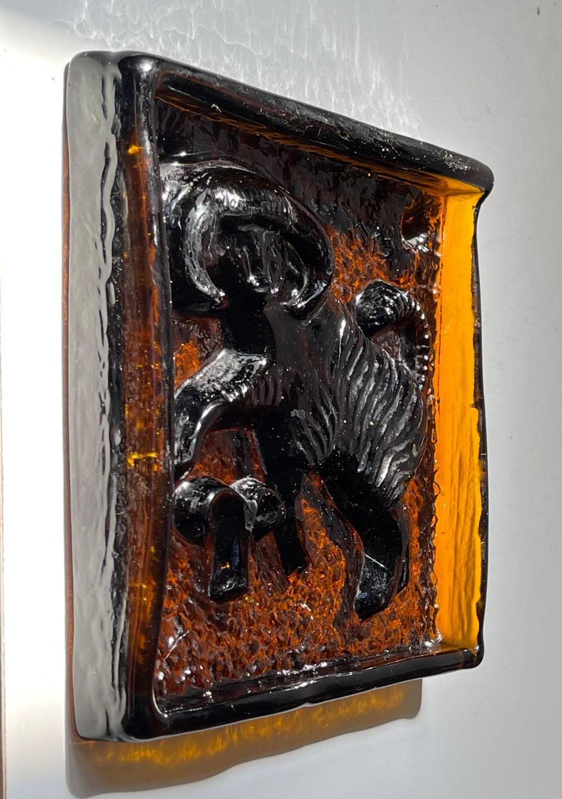 Mid-Century Amber Glazen Dierenriemblok – Steenbok van Zabkowice photo Woonaccessoires