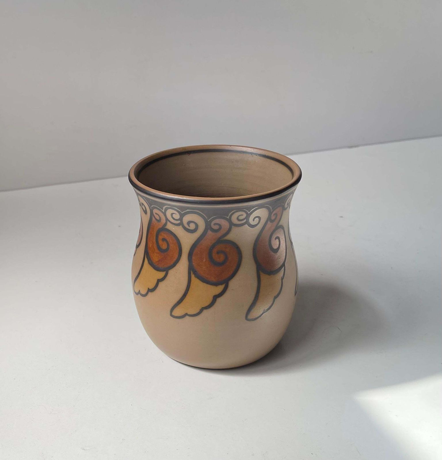 Vase Art déco en terre cuite peint à la main avec des escargots, par L. Hjorth, années 1940 photo for sale