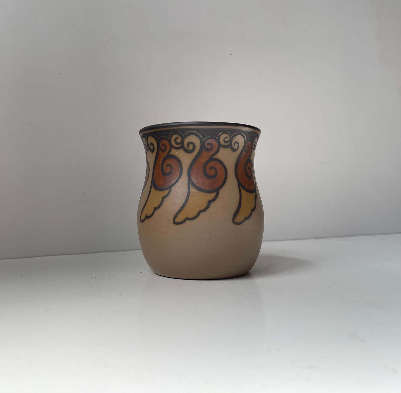 Vase Art déco en terre cuite peint à la main avec des escargots, par L. Hjorth, années 1940 photo 209.0