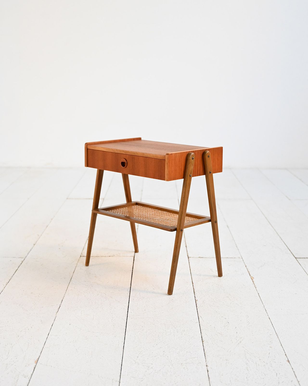 Scandinavisch teakhouten nachtkastje, ca. jaren 1950 photo furniture