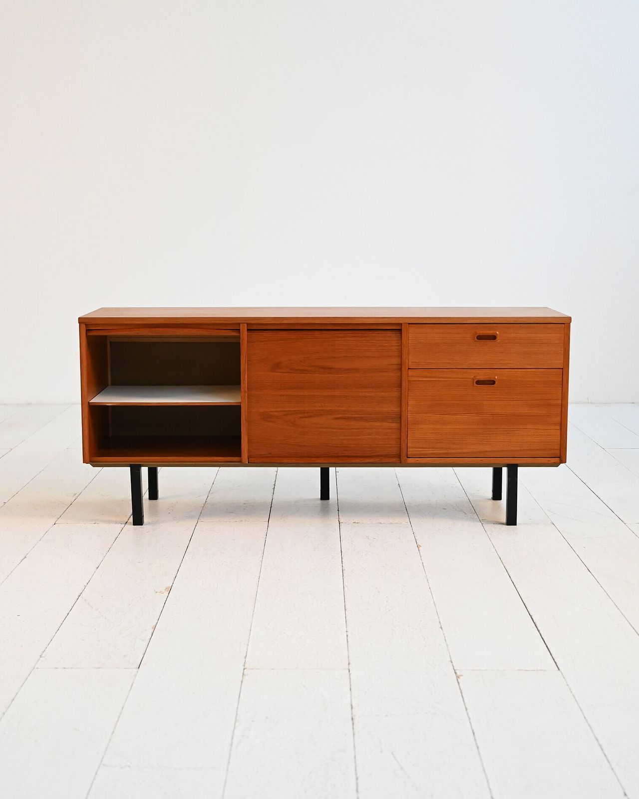 Scandinavisch teakhouten dressoir, jaren 1960 photo Meubels
