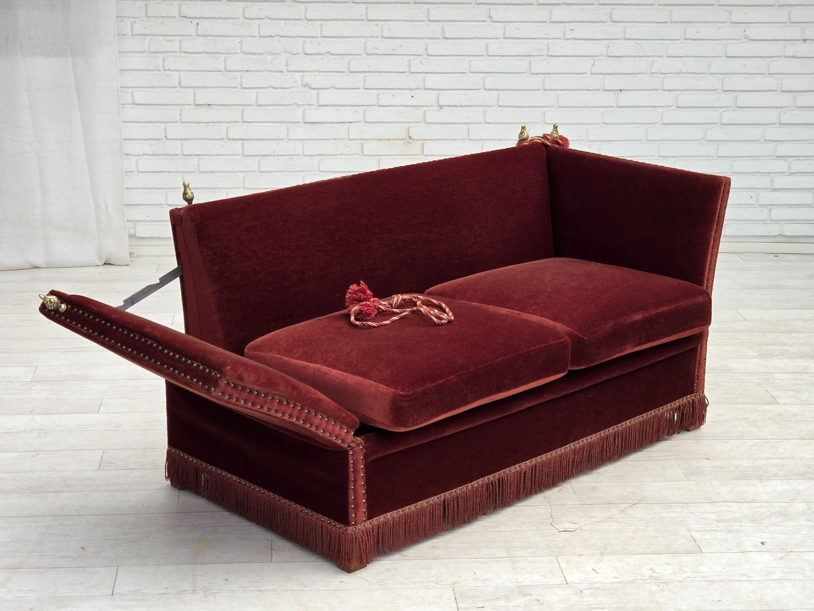 Deens 2-zits "Spanish" sofa met neerklapbare armleuningen, jaren 1970, bekleed met meubelvelours. photo vintage