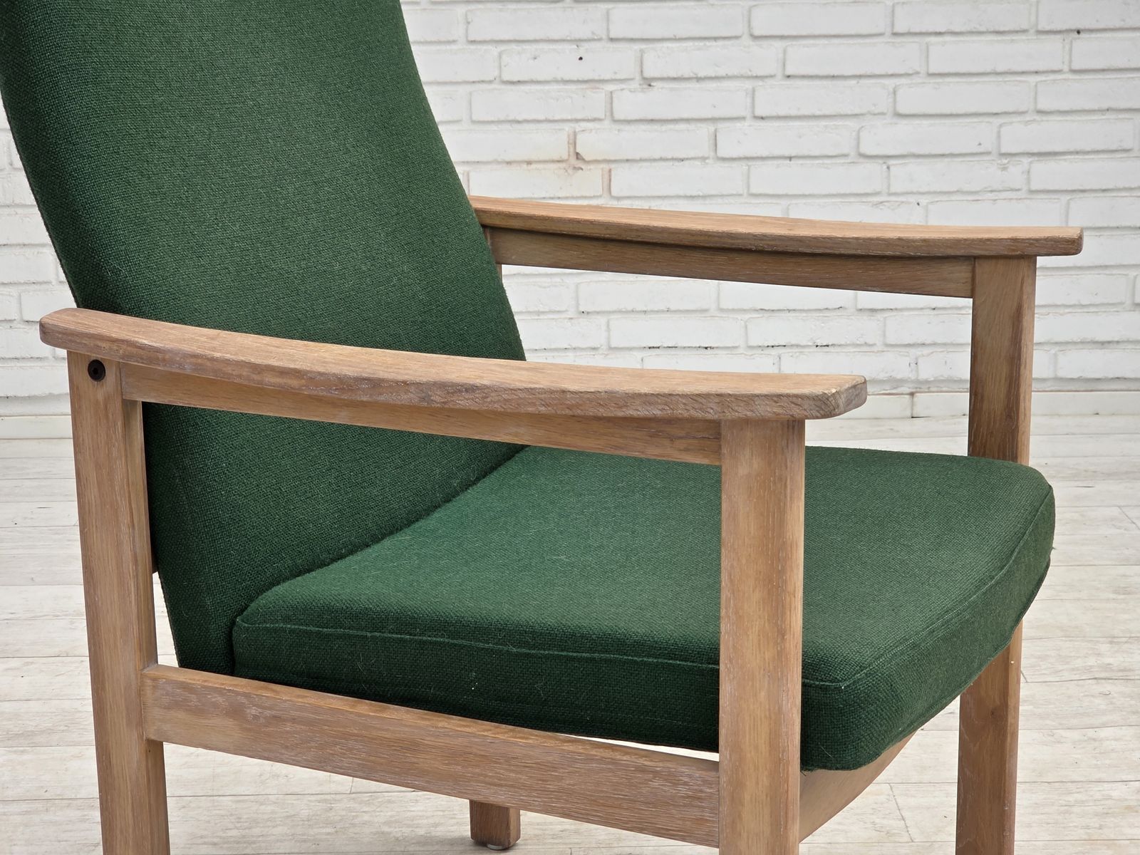 Ca. jaren 1980, Deense fauteuil van Høng Stole, groen meubelwol, eikenhout. photo for sale
