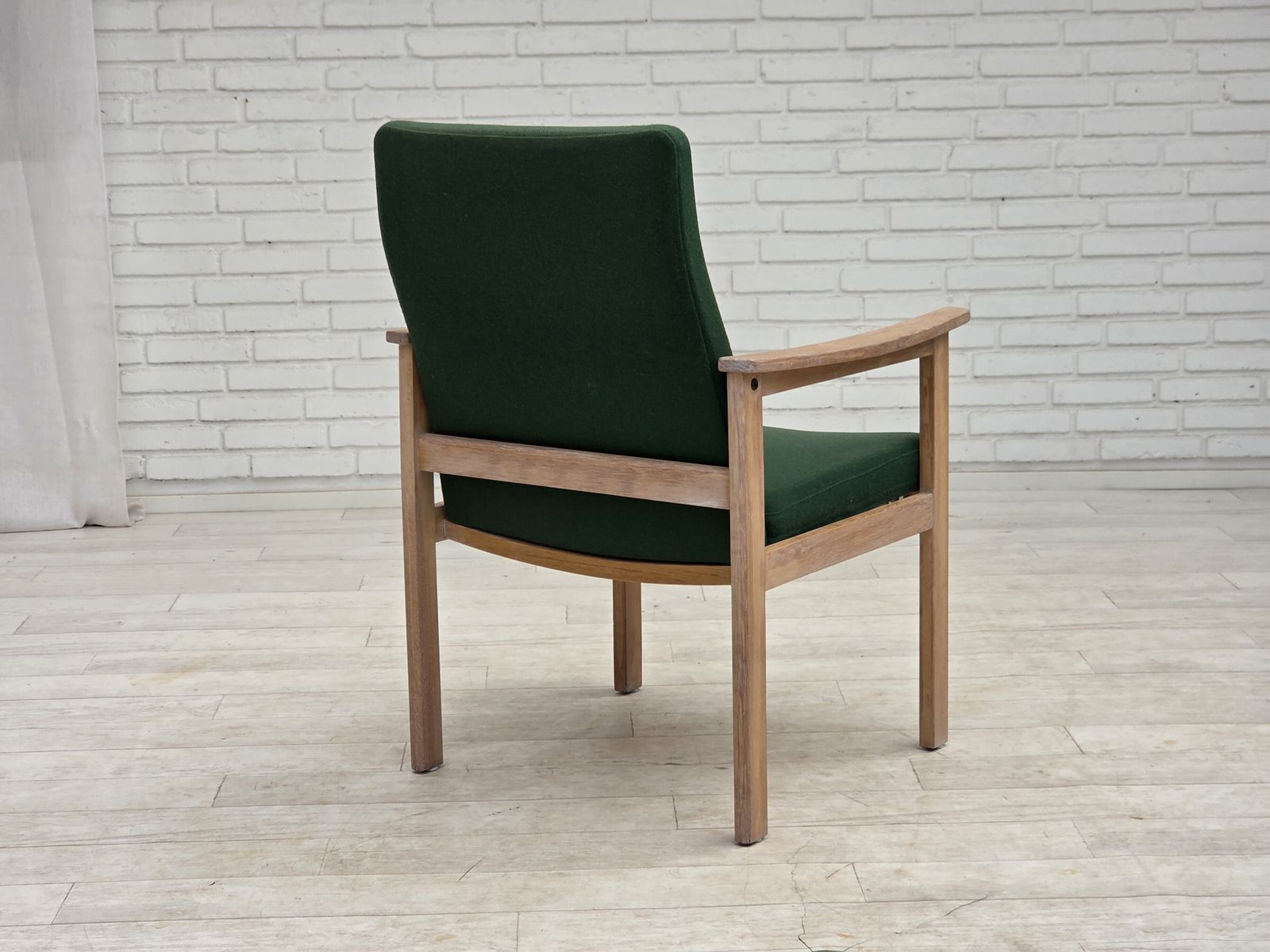 photo for sale Ca. jaren 1980, Deense fauteuil van Høng Stole, groen meubelwol, eikenhout.