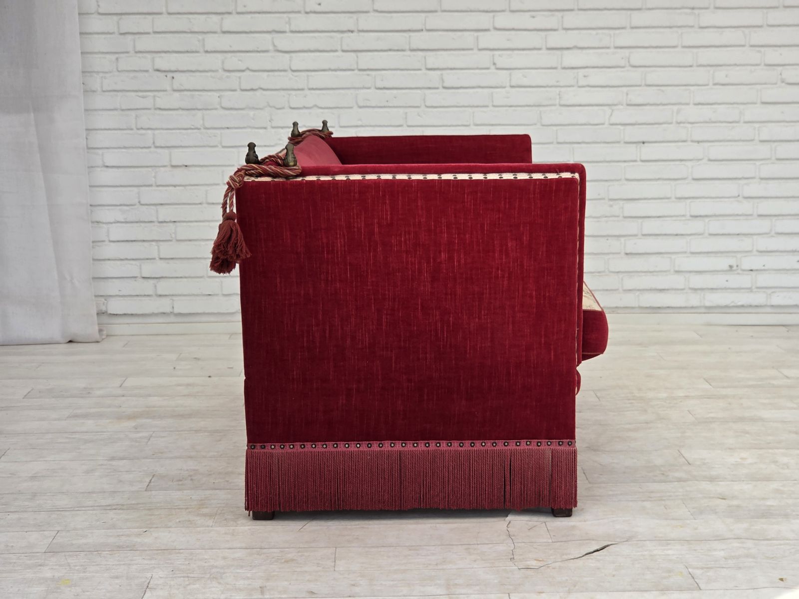 photo vintage 1970s, Danish 2 Seater Drop Arm Sofa, Furniture Velour.