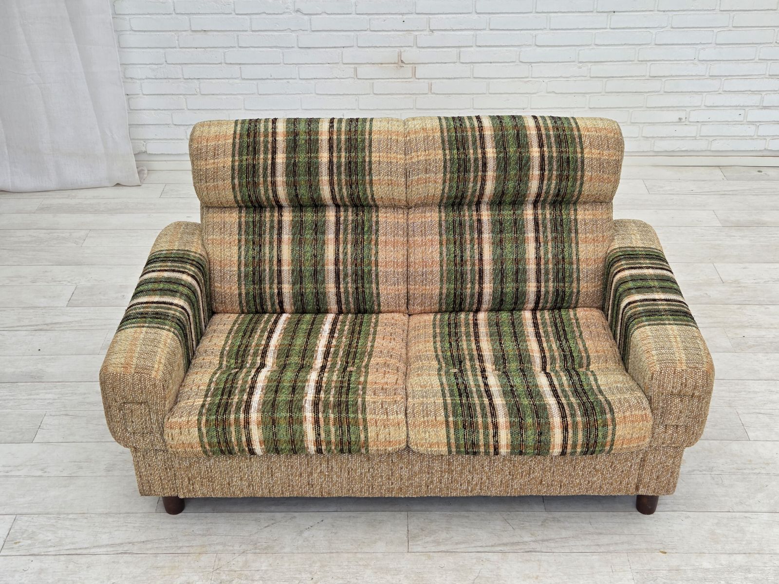 Jaren 1980, Deense 2-zitsbank van Nisbo Horsens, meubelwol. photo furniture