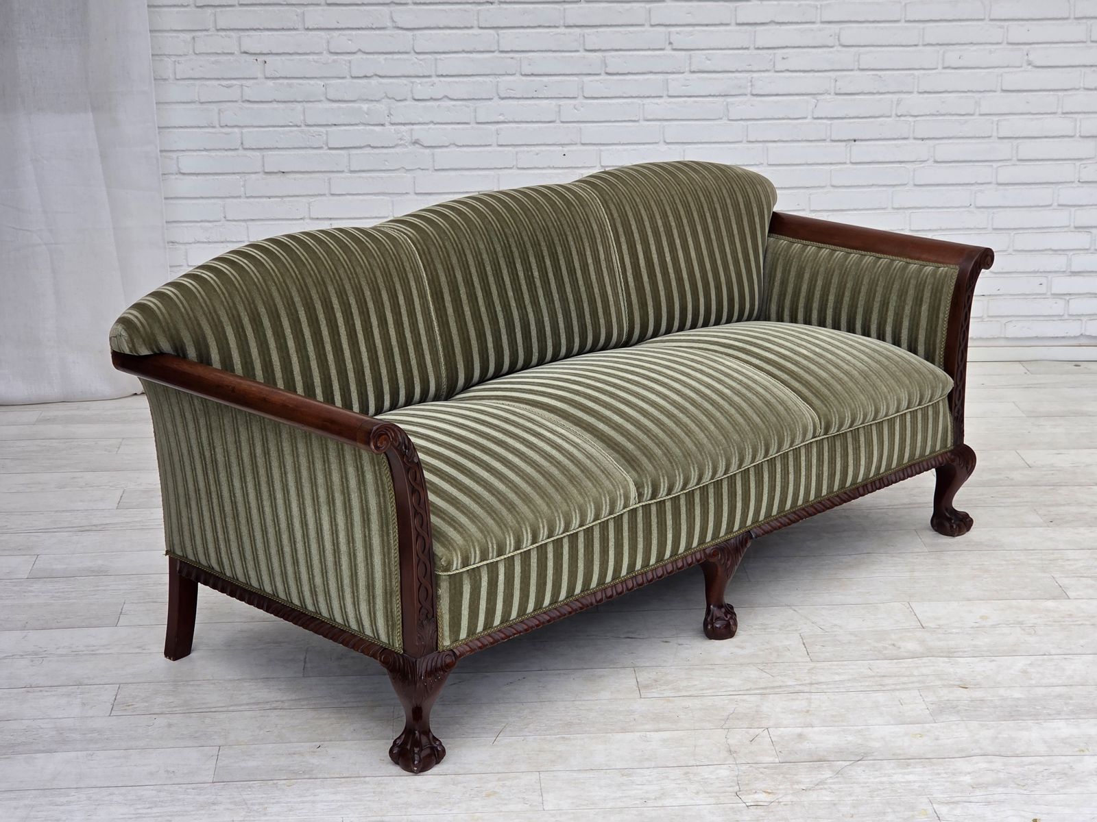Ca. jaren 1950, 3-zitsbank Deens design, groen meubelvelours, teakhout. photo buy