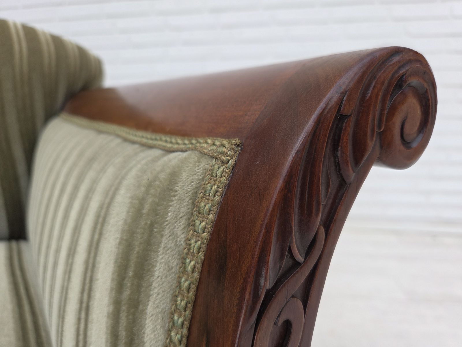 Meubels Ca. jaren 1950, 3-zitsbank Deens design, groen meubelvelours, teakhout. photo