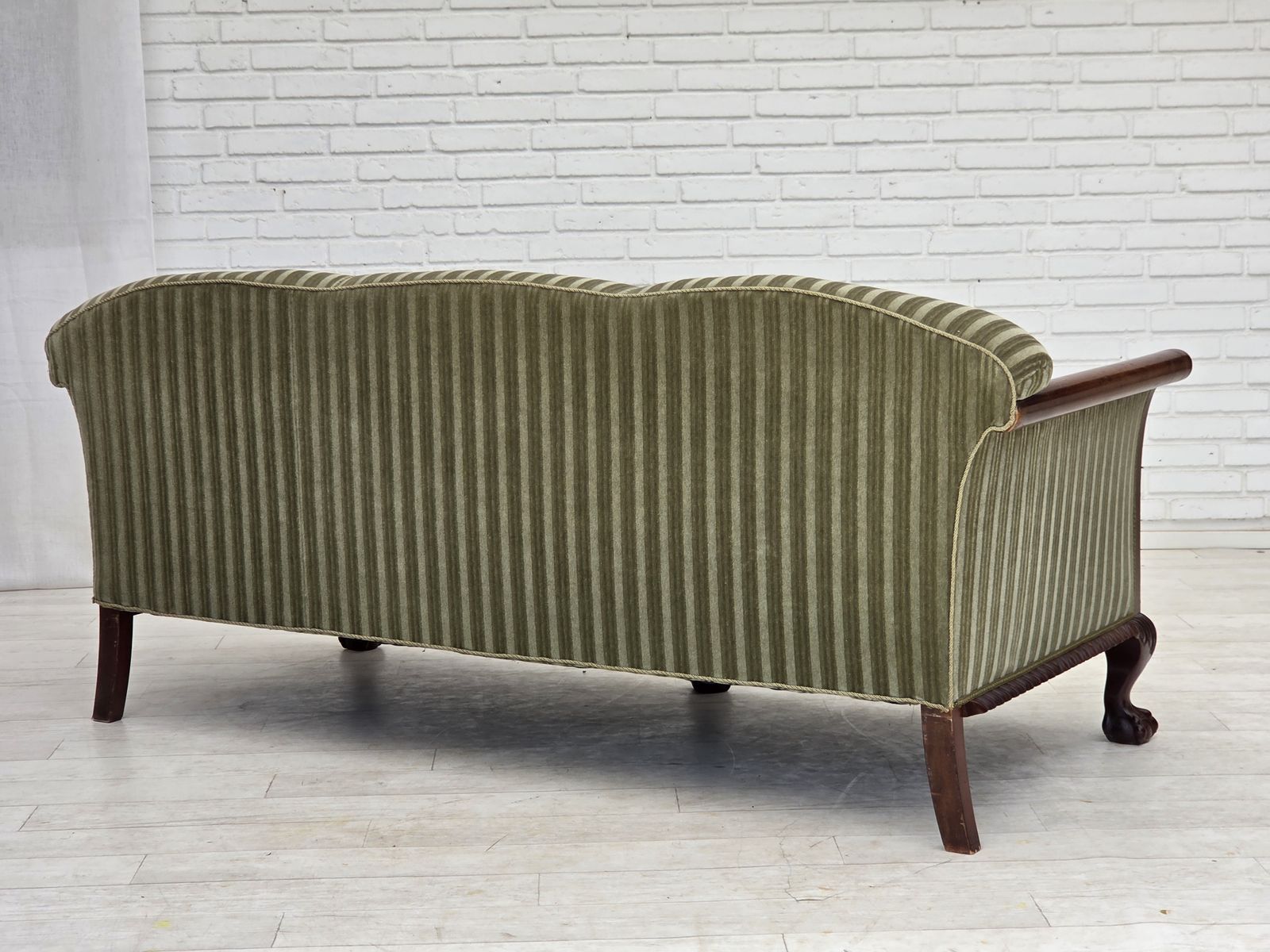 photo vinterior Ca. jaren 1950, 3-zitsbank Deens design, groen meubelvelours, teakhout.