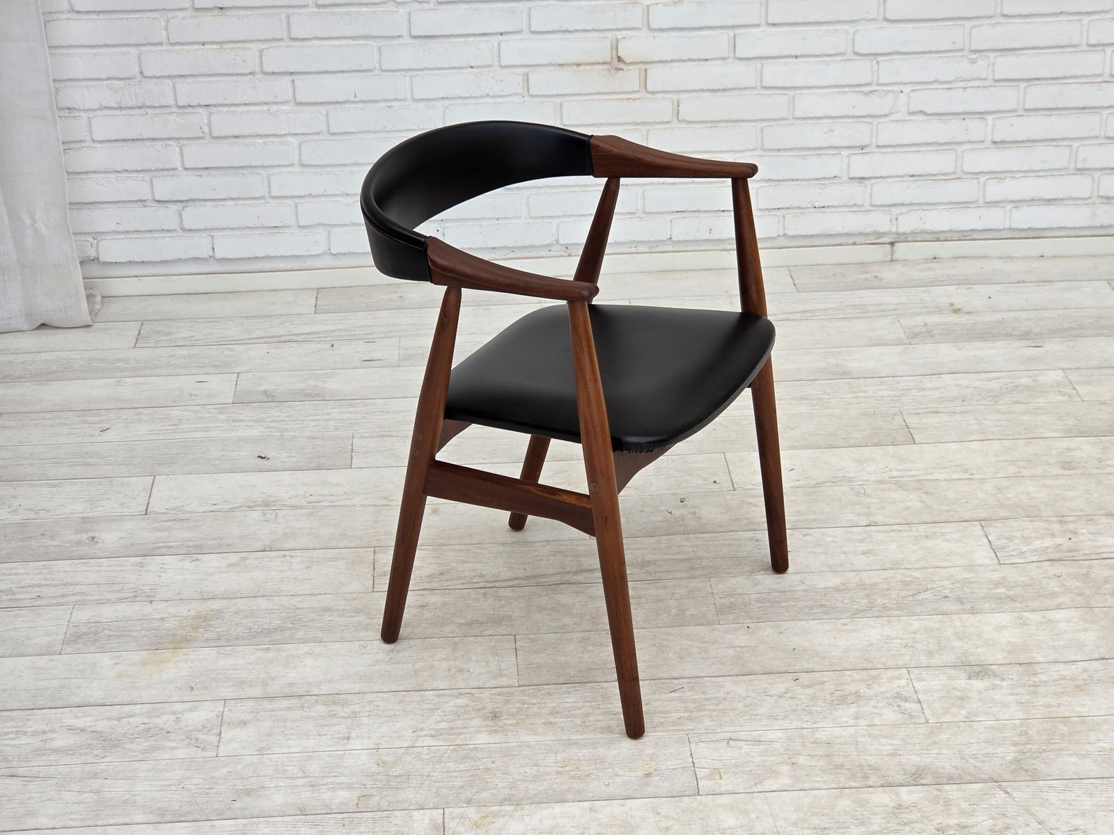 Ca. jaren 1960, Deense fauteuil. Teakhout, zwart kunstleer. photo furniture