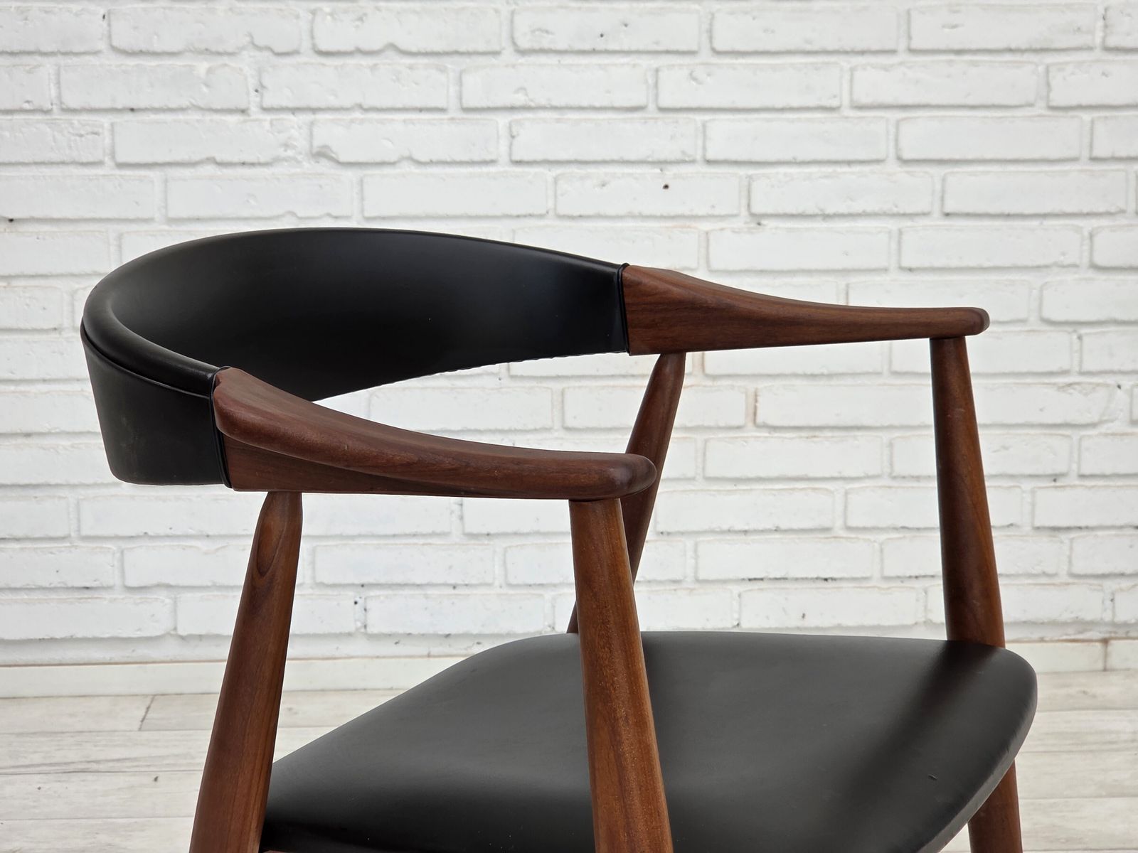Ca. jaren 1960, Deense fauteuil. Teakhout, zwart kunstleer. photo for sale