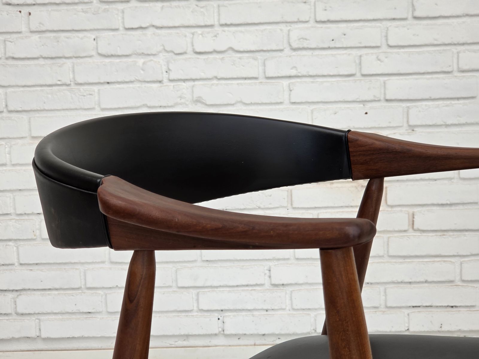 Ca. jaren 1960, Deense fauteuil. Teakhout, zwart kunstleer. photo Meubels