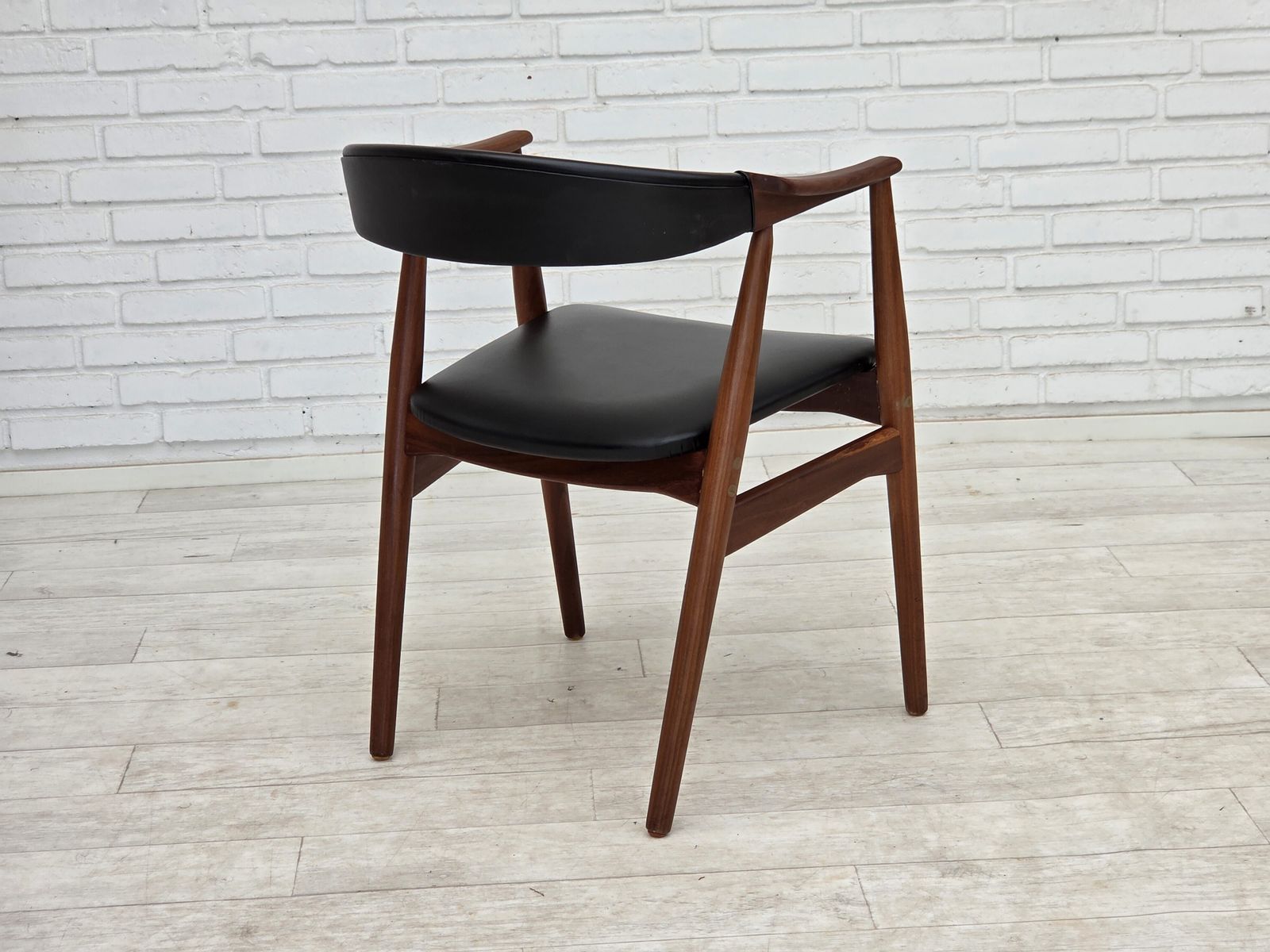 photo for sale Ca. jaren 1960, Deense fauteuil. Teakhout, zwart kunstleer.