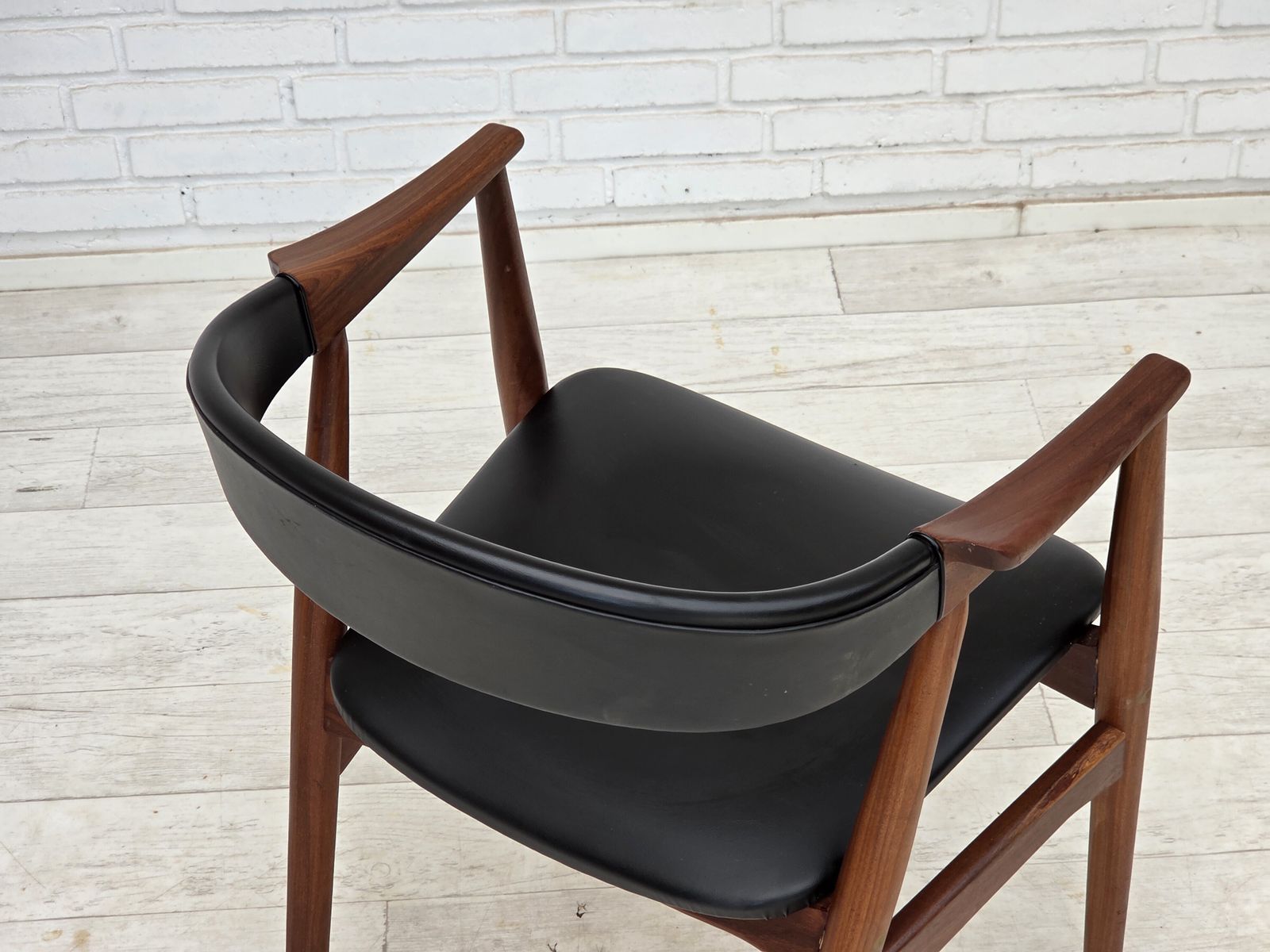 550.0 Ca. jaren 1960, Deense fauteuil. Teakhout, zwart kunstleer. photo