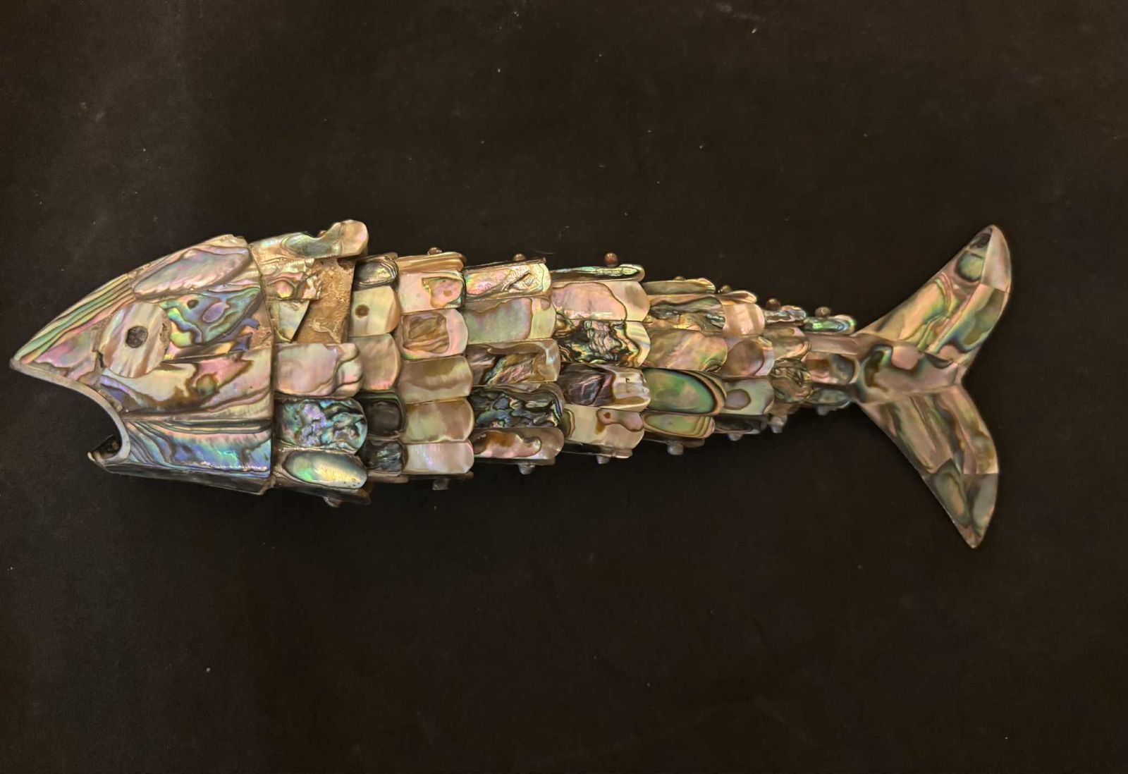 Flessenopener in de vorm van een gelede vis – Mexicaans parelmoer (abalone) – vintage barware, mid-century, ca. jaren 1950 photo vinterior