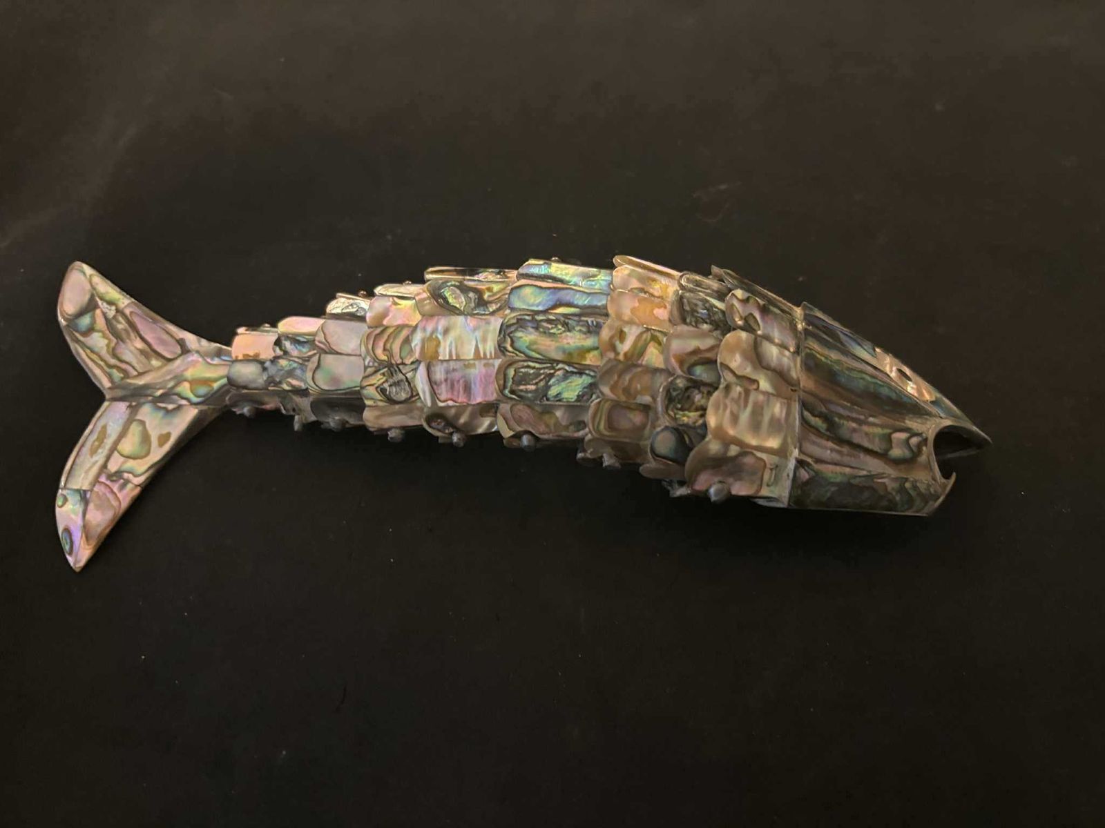Woonaccessoires Flessenopener in de vorm van een gelede vis – Mexicaans parelmoer (abalone) – vintage barware, mid-century, ca. jaren 1950 photo