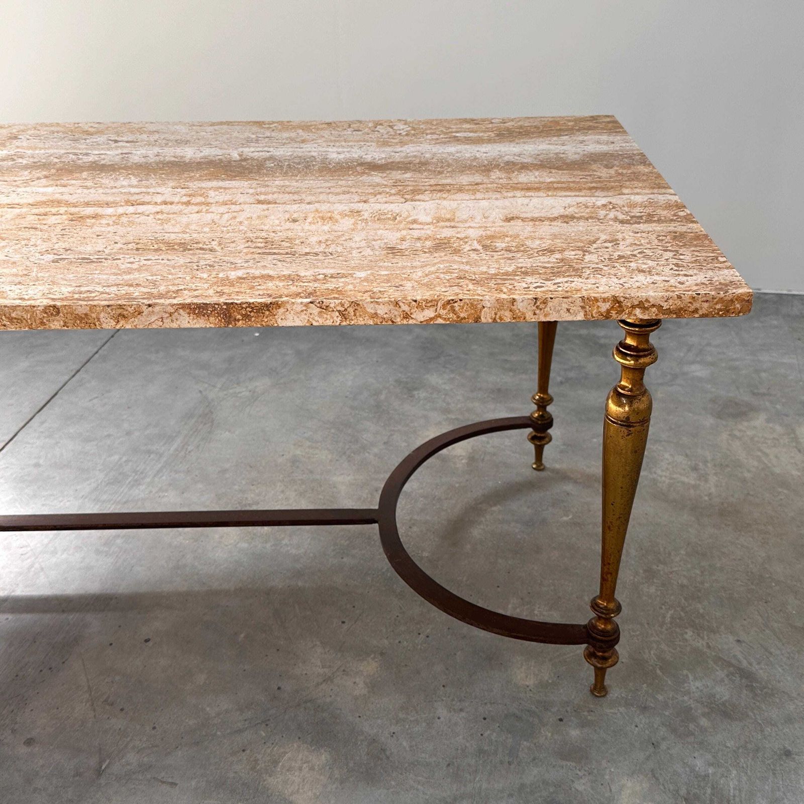 Elegante travertijnen salontafel met messing onderstel, jaren 1970 photo furniture