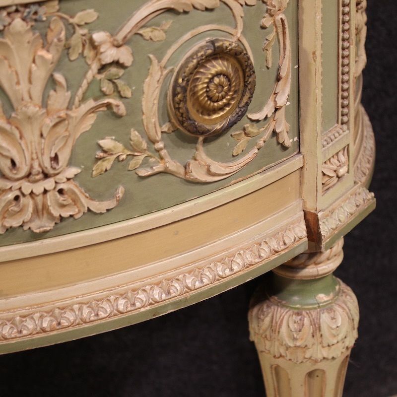 photo furniture Paar Italiaanse gelakte nachtkastjes in Bonzanigo-stijl, Louis XVI