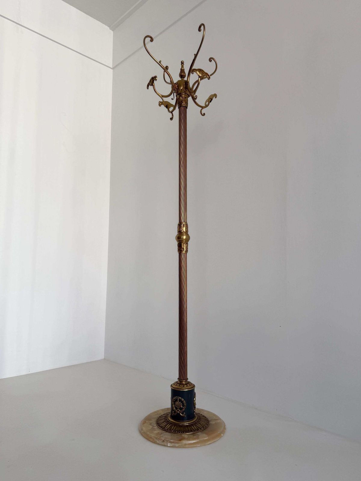 photo for sale Vintage Italiaanse Messing Kapstok Met Marmeren Voet, Gedraaide Stang, Draaiende Kroon