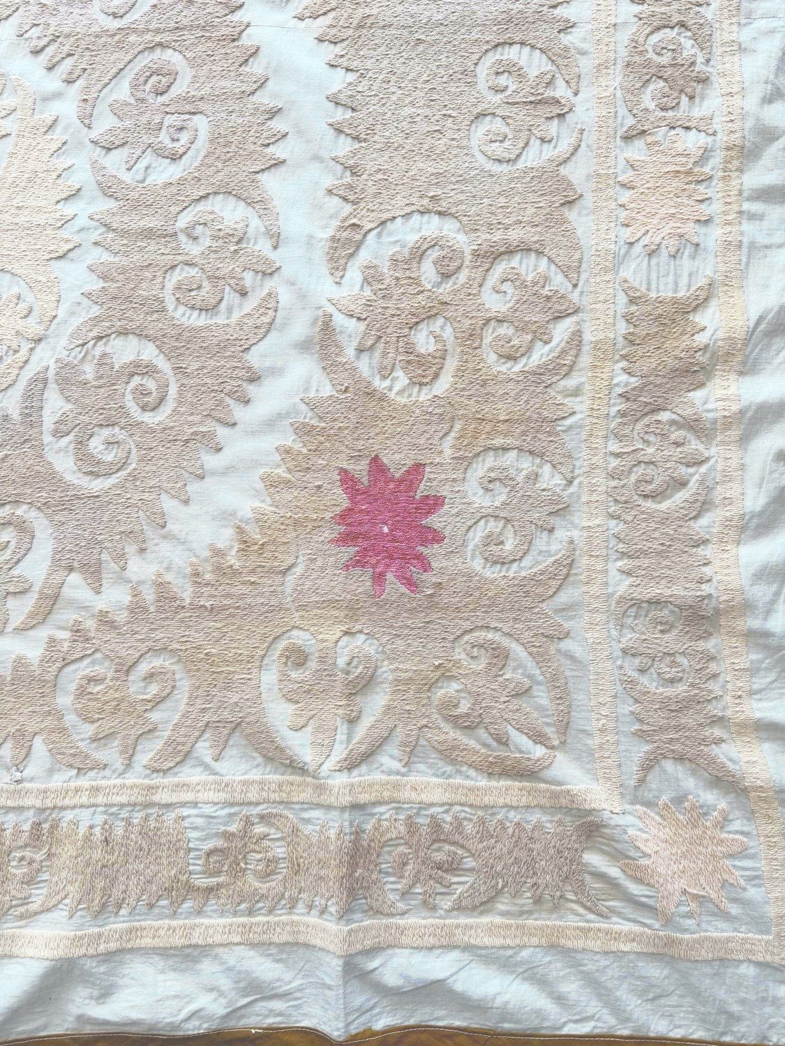 Suzani mural vintage, broderie années 1960, 128 x 153 cm photo for sale