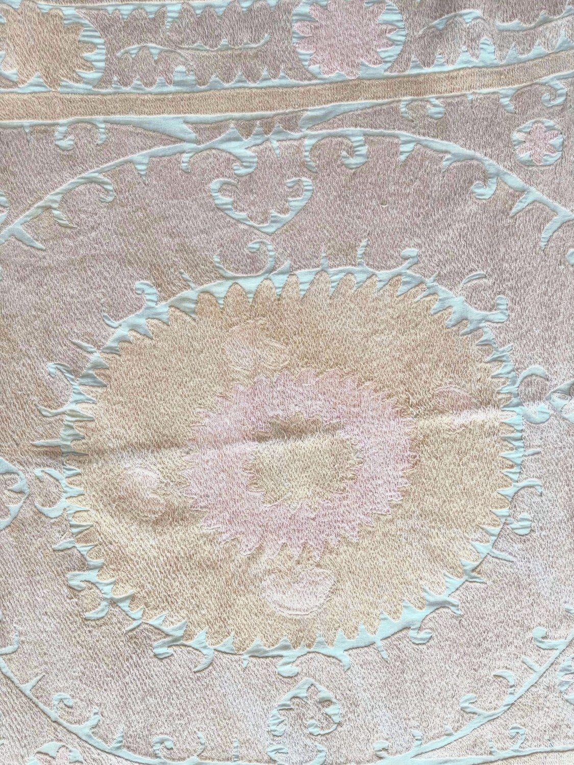 Suzani geborduurd wandkleed, neutraal beige, Oezbekistan borduurwerk, 132 x 138 cm photo vinterior