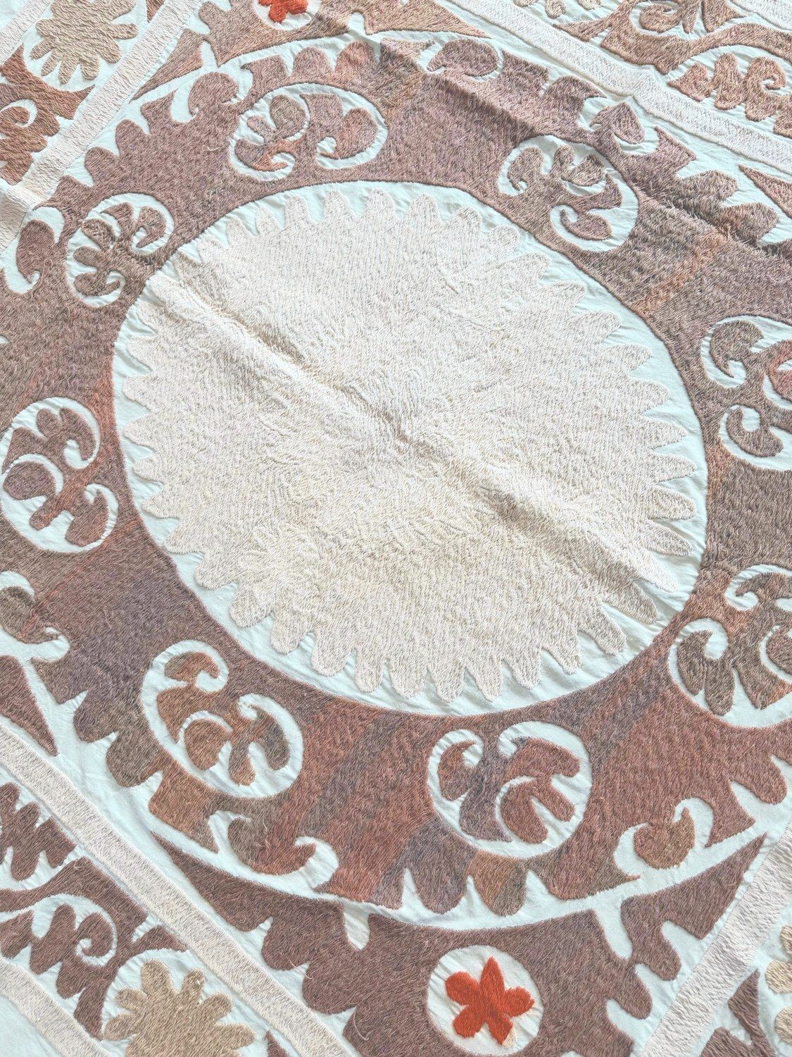 Neutrale Beige Suzani Wanddecoratie 133 x 140 cm photo furniture