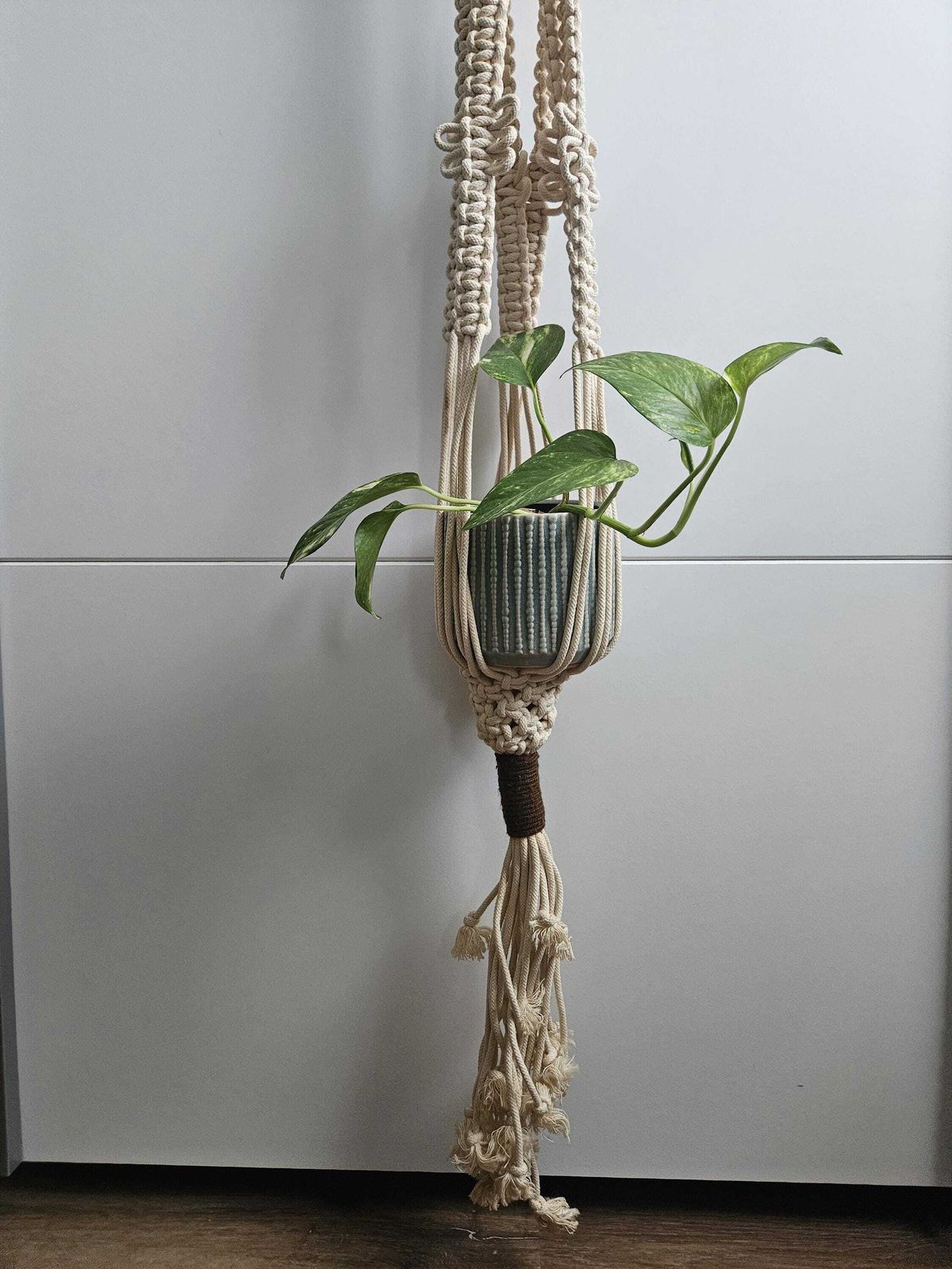 Vintage macramé plantenhanger: 180 cm boho touwhouder met houten kralen, mid-century stijl photo for sale