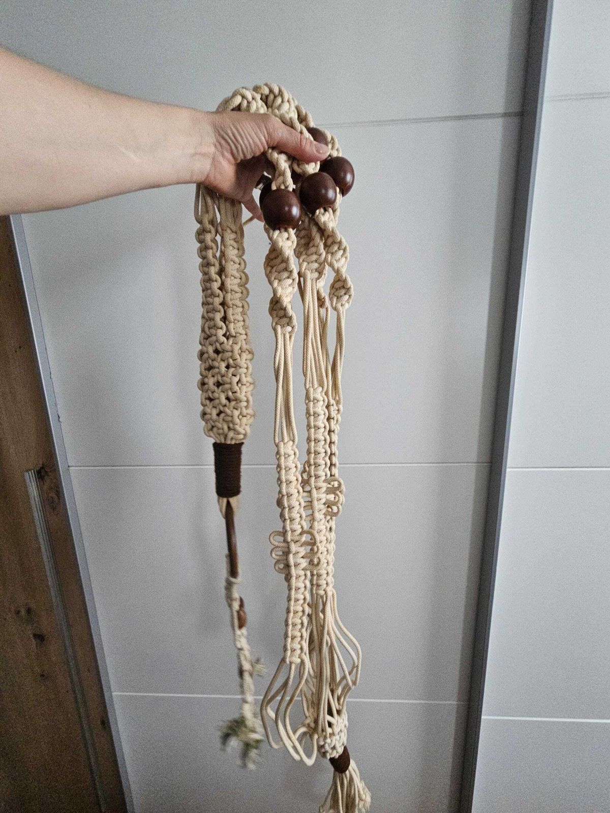 photo vintage Vintage Macrame Plant Hanger: 180cm Boho Rope Holder With Wooden Beads, Mid Century Style
