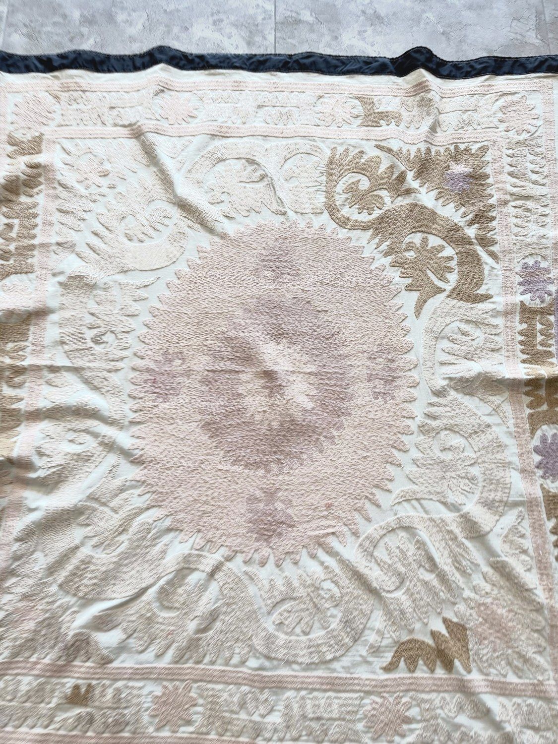 Suzani brodé, décoration murale, nappe ouzbèke beige neutre, 133 x 144 cm photo furniture