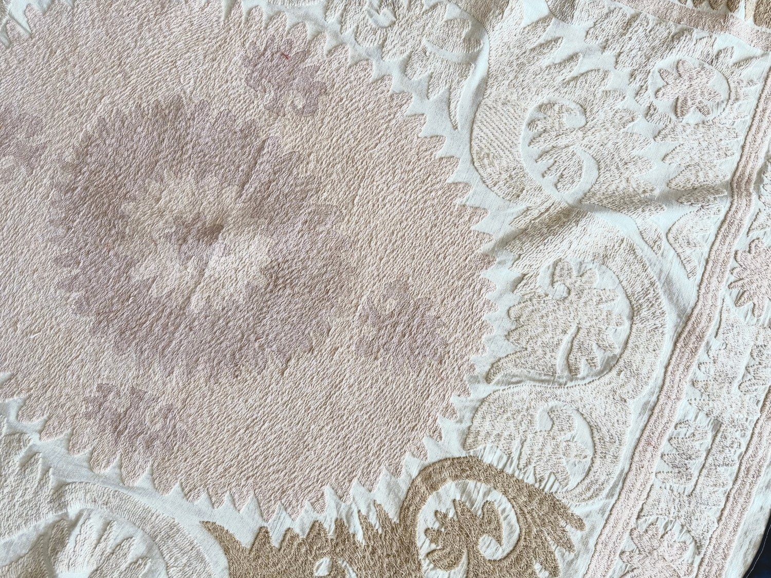 Suzani borduurwerk wanddecoratie, neutraal beige Oezbeeks tafelkleed 133 x 144 cm photo vintage