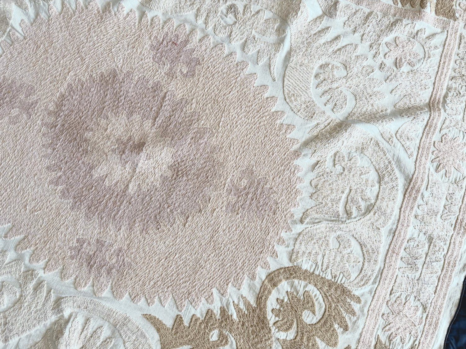photo furniture Suzani borduurwerk wanddecoratie, neutraal beige Oezbeeks tafelkleed 133 x 144 cm
