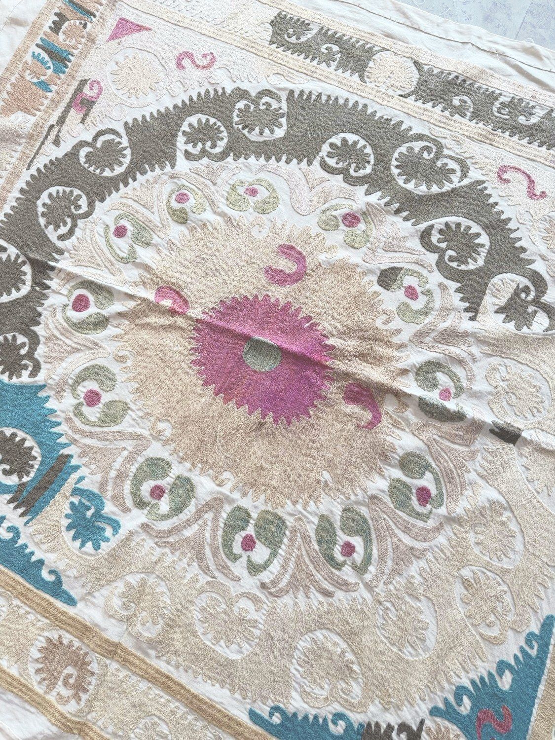 Boho Neutraal Beige Suzani uit Centraal-Azië 134 x 142 cm photo 272.0
