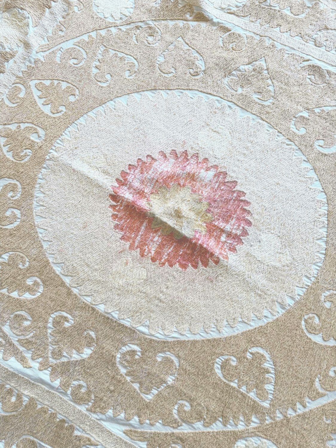 Neutrale Beige Samarkand Suzani Textiel Wanddecoratie 134 x 153 cm photo 292.0