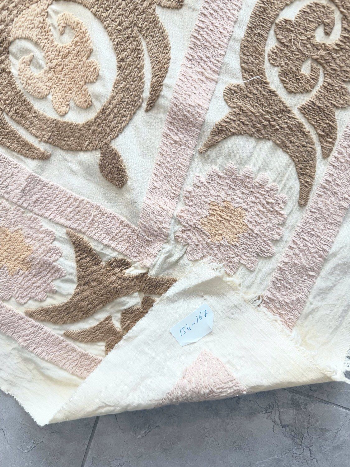 photo for sale Centraal-Aziatisch Suzani Tafelkleed, Vintage Geborduurd Textiel 134 x 167 cm