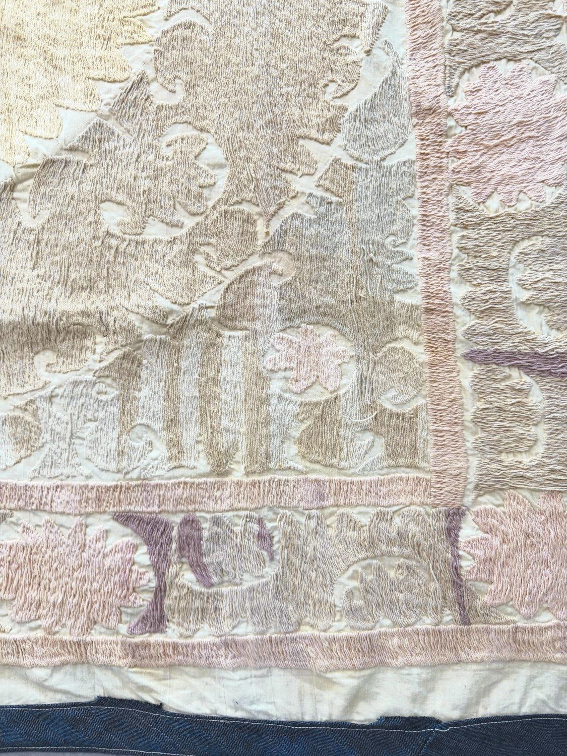 Suzani Tribal Textiel, Neutraal Beige Oezbeeks Tafelkleed 135 x 138 cm photo for sale