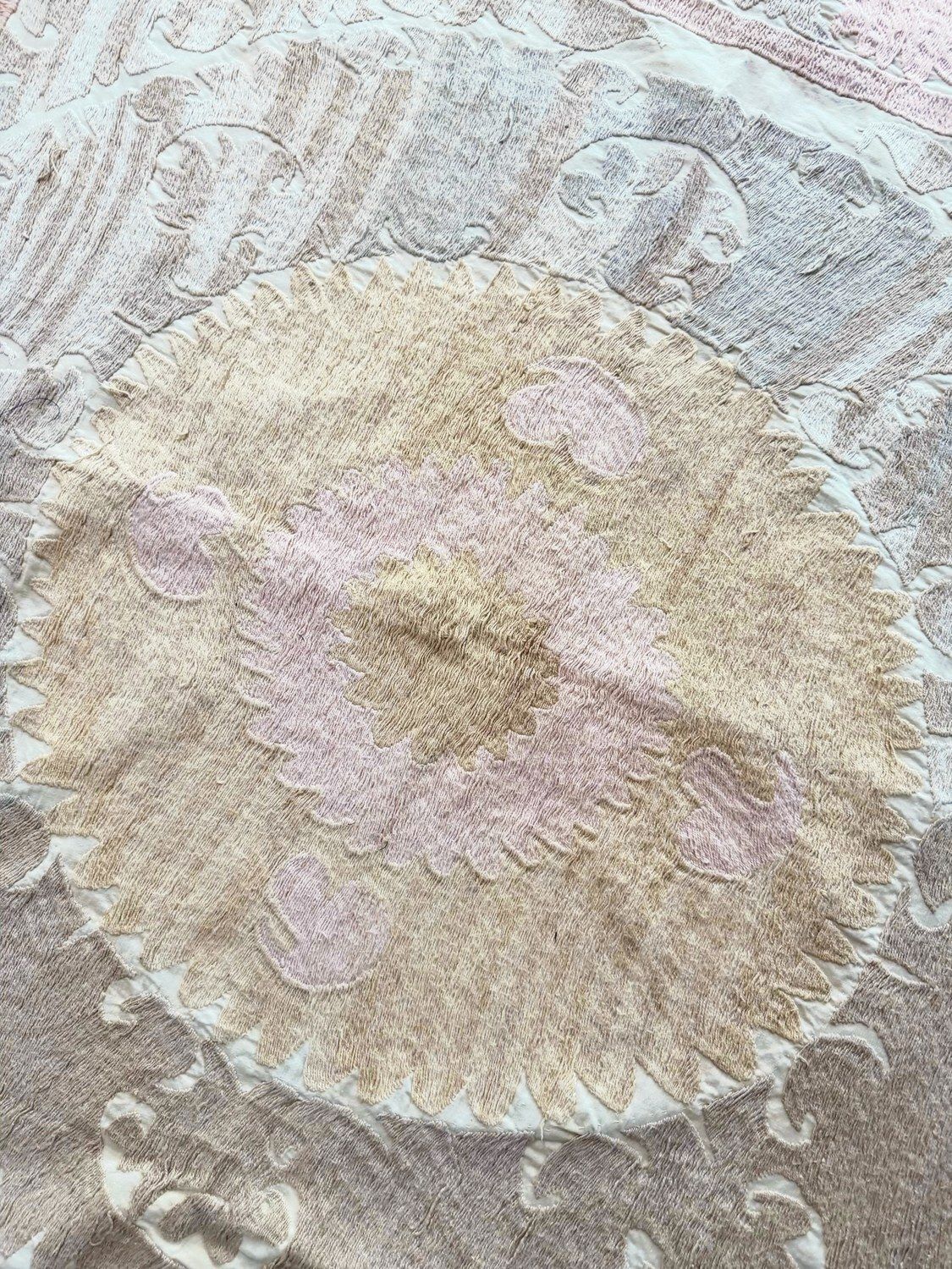 Suzani Tribal Textiel, Neutraal Beige Oezbeeks Tafelkleed 135 x 138 cm photo vinterior
