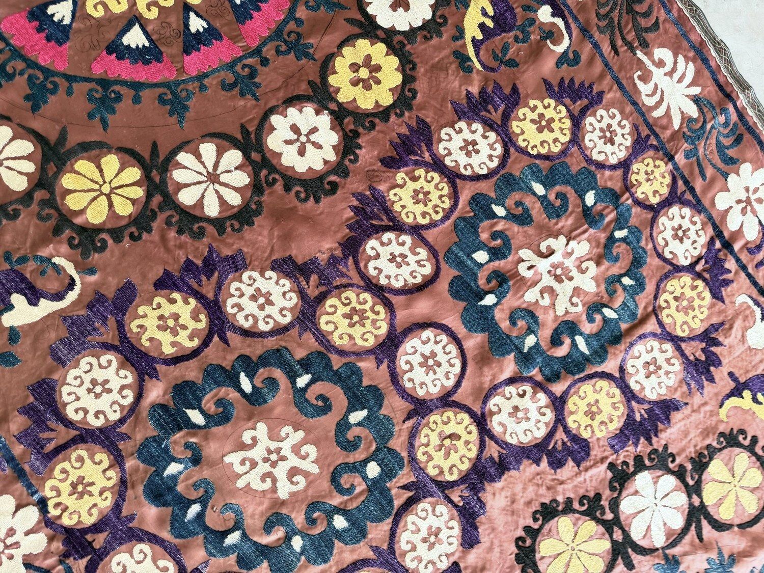 Grande suzani brune, broderie de Boukhara, 135 x 280 cm photo Textiles