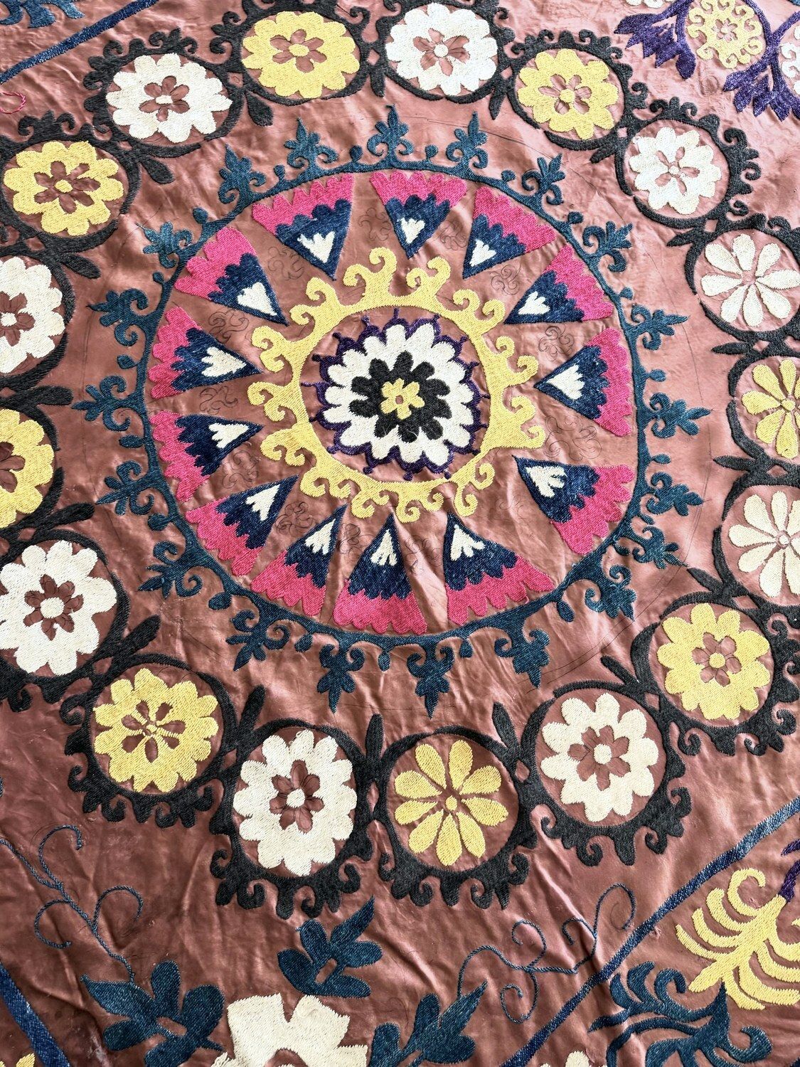 photo furniture Grande suzani brune, broderie de Boukhara, 135 x 280 cm