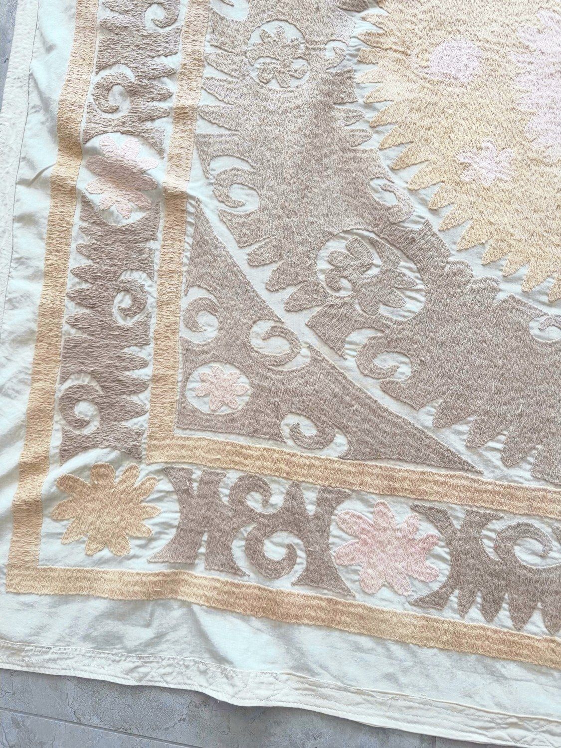 Suzani wandkleed jaren 1970 136 x 143 cm photo Textiel