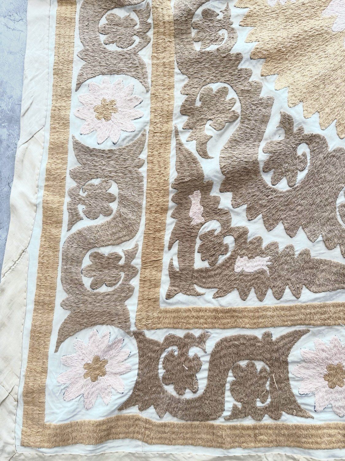 Suzani brodé mural, nappe ouzbèke ton neutre beige, 136 x 158 cm photo Textiles