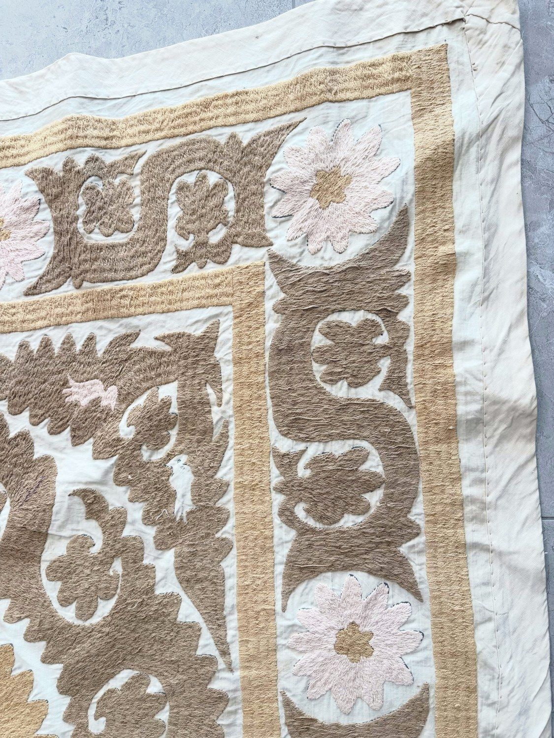 Suzani brodé mural, nappe ouzbèke ton neutre beige, 136 x 158 cm photo vinterior