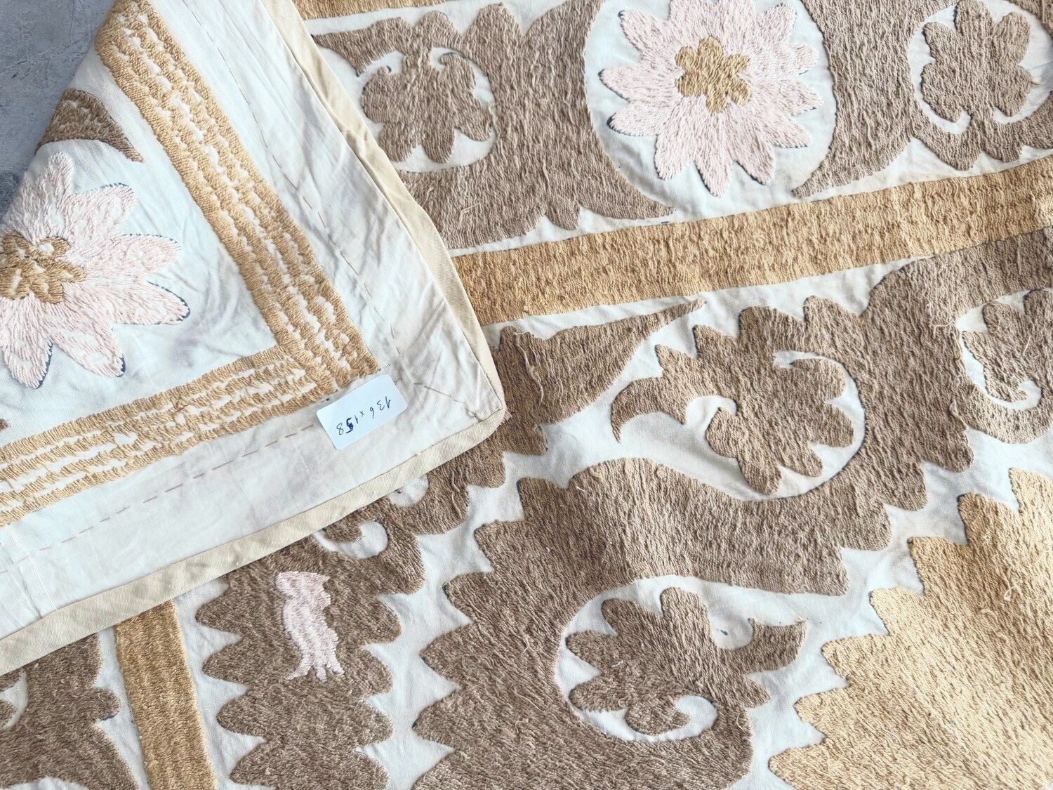 photo for sale Suzani brodé mural, nappe ouzbèke ton neutre beige, 136 x 158 cm