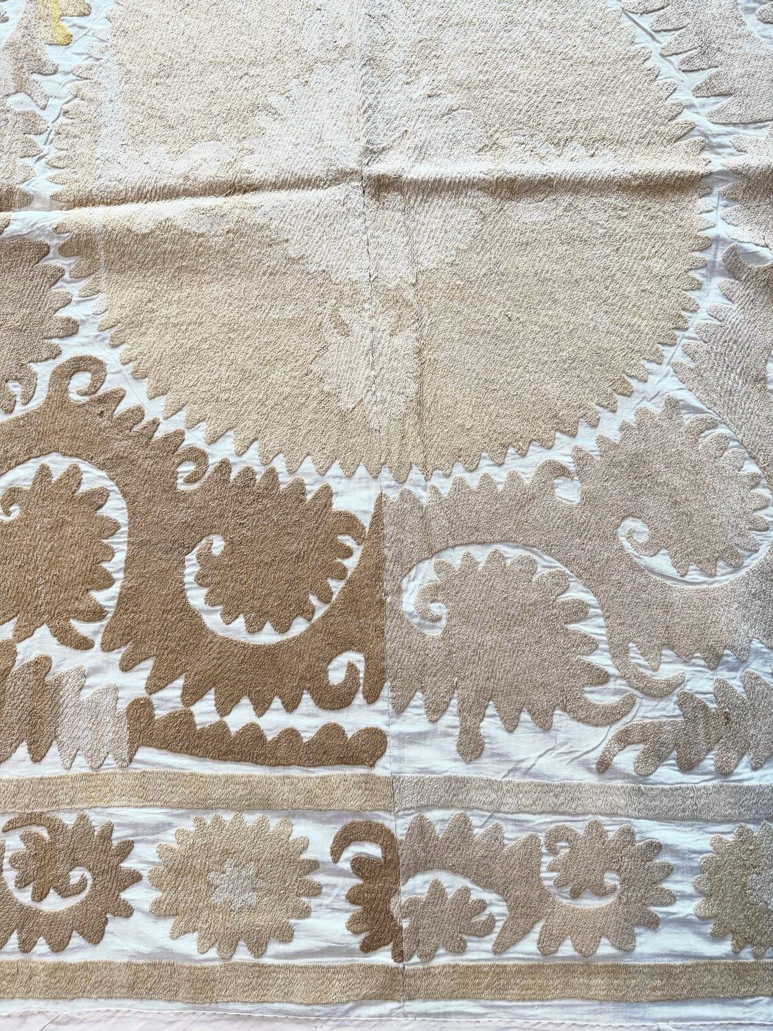 Suzani Wall Decor — Neutral Tan Uzbek Tablecloth, 137 X 147 Cm photo Textiel