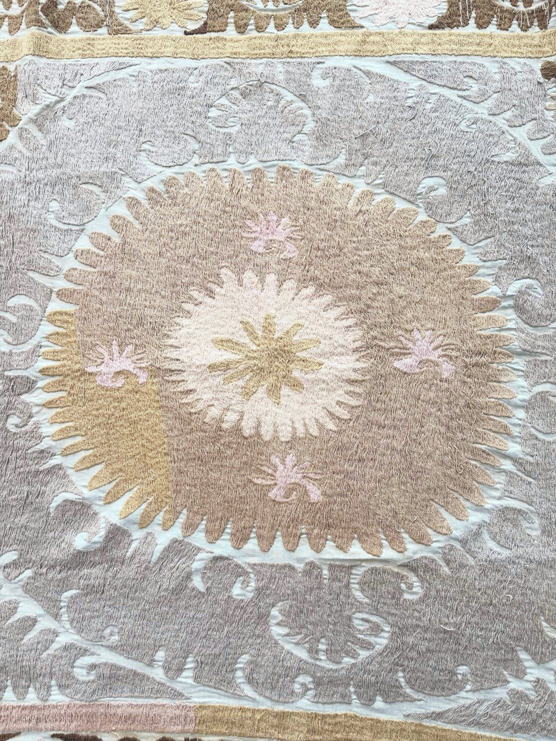 Suzani Tafelkleed, Neutraal Beige Oezbeeks Tafelkleed 139 x 148 cm photo furniture
