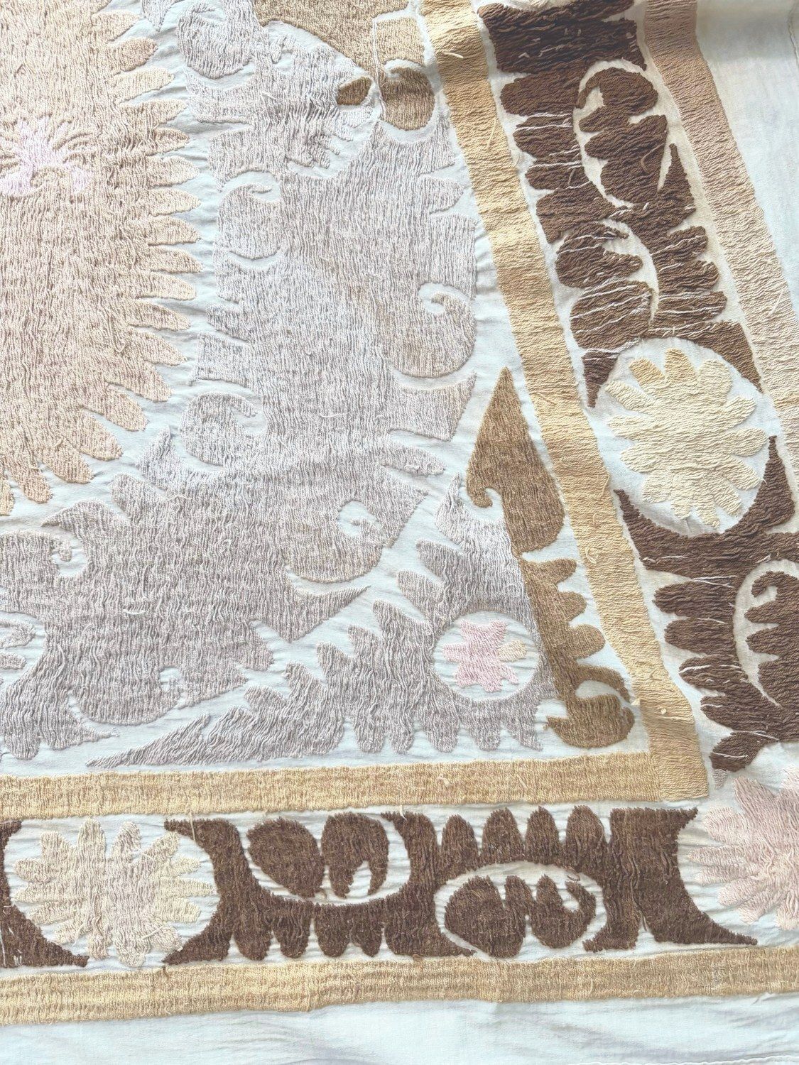 Suzani Tafelkleed, Neutraal Beige Oezbeeks Tafelkleed 139 x 148 cm photo Textiel