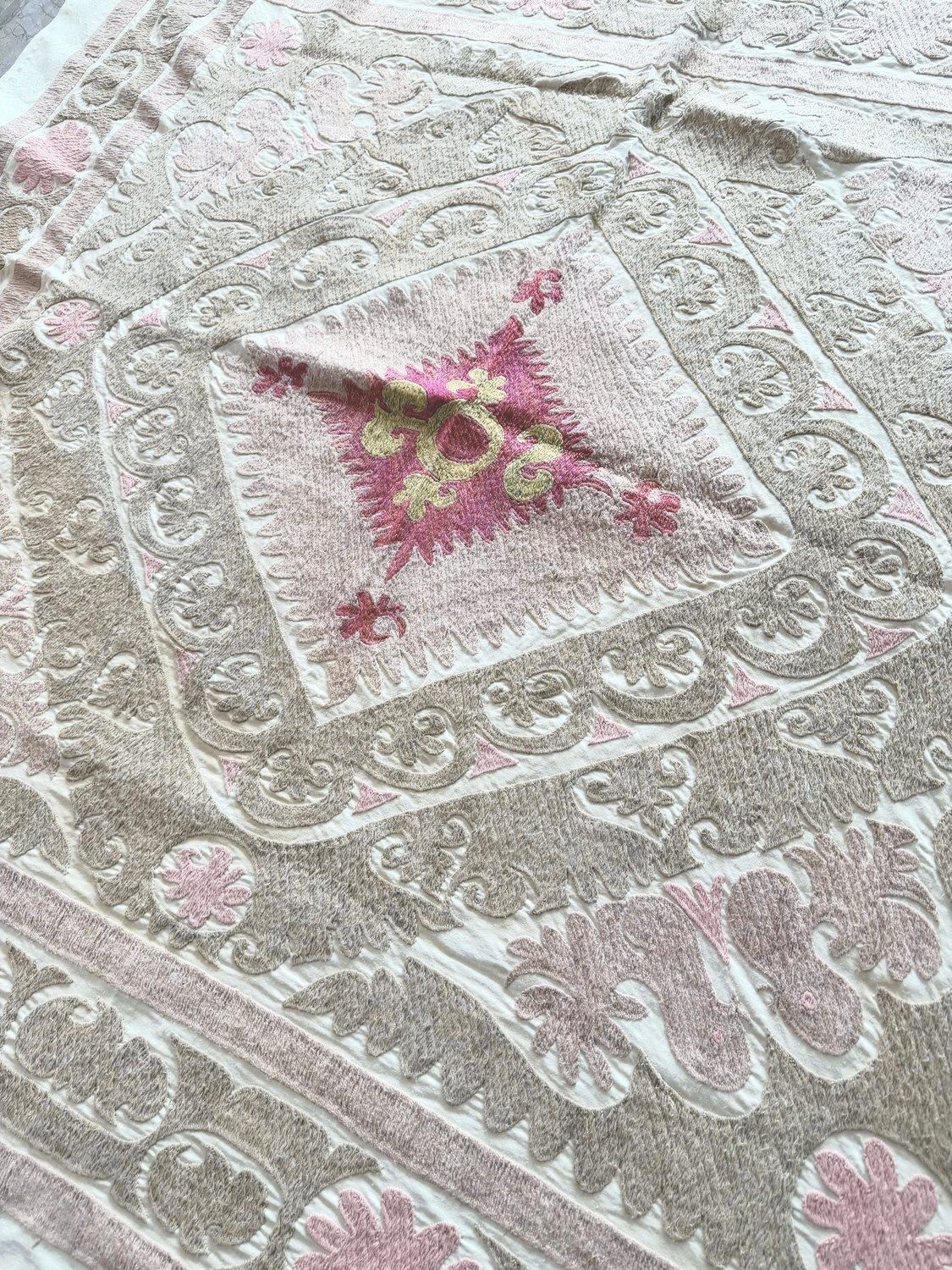 Suzani wandtapijt, neutraal beige Oezbeeks tafelkleed 140 x 147 cm photo Textiel