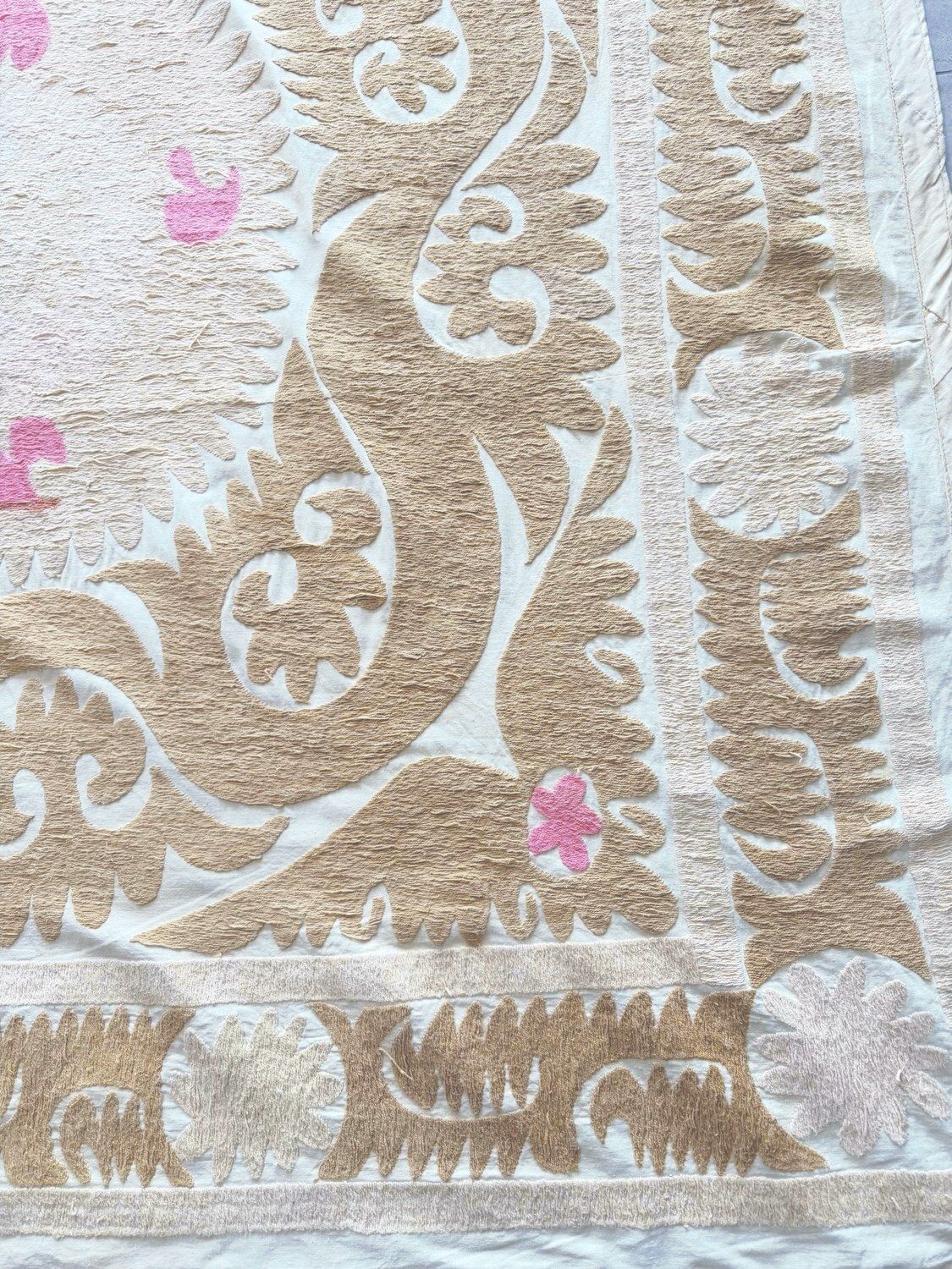 Nappe suzani bohémienne de Boukhara, 141 x 154 cm photo Textiles