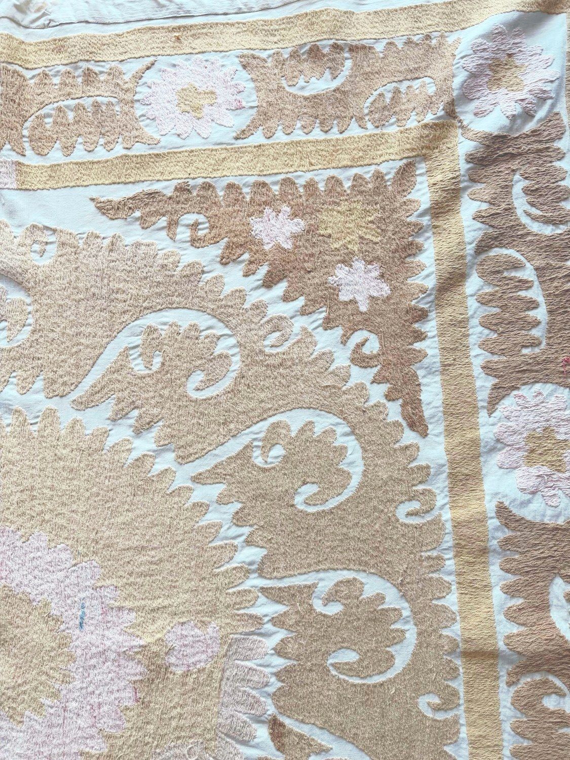 Suzani uit Bukhara, jaren 1970, neutraal beige - 145 x 150 cm photo vinterior